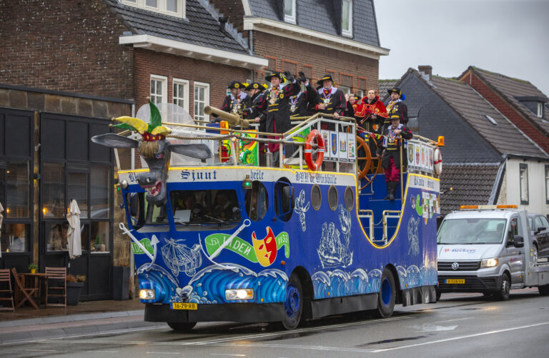 Eerst geile nonnen, nu Kelly: De Blauw Sjuut lacht om het glazen plafond